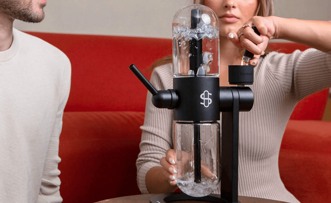 Stündenglass Gravity Infuser - Violet Purple | 360° Gravity Hookah lifestyle image 2
